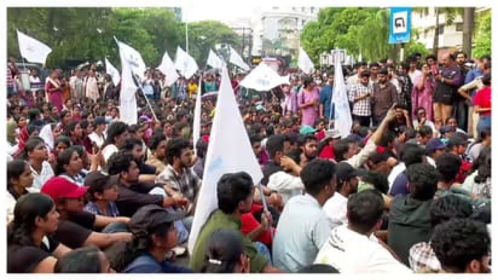  ശമ്പളപരിഷ്കരണം ആവശ്യം; നഴ്സുമാരുടെ അനിശ്ചിതകാല സമരം നാലാം ദിവസത്തിലേക്ക്