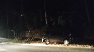 നടുവണ്ണൂർ ആഞ്ഞോളി മുക്കിൽ ഇലക്ട്രിക് പോസ്റ്റ് കാർ ഇടിച്ചു തകർന്നു; കരുവണ്ണൂർ ഭാഗത്തെ വൈദ്യുതി നാളെ വരെ മുടങ്ങും