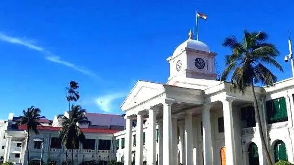  സെക്രട്ടറിയേറ്റിലേക്ക് കാർ ഓടിച്ച് കയറ്റാൻ ശ്രമം; മൂന്നുപേർ കസ്റ്റഡിയിൽ