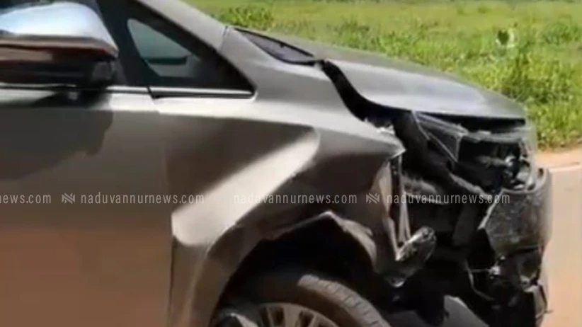  ആയഞ്ചേരിയിൽ കാറുകൾ കൂട്ടിയിടിച്ചു: ഗതാഗതം തടസ്സപ്പെട്ടു, ആർക്കും പരിക്കില്ല