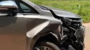 ആയഞ്ചേരിയിൽ കാറുകൾ കൂട്ടിയിടിച്ചു: ഗതാഗതം തടസ്സപ്പെട്ടു, ആർക്കും പരിക്കില്ല