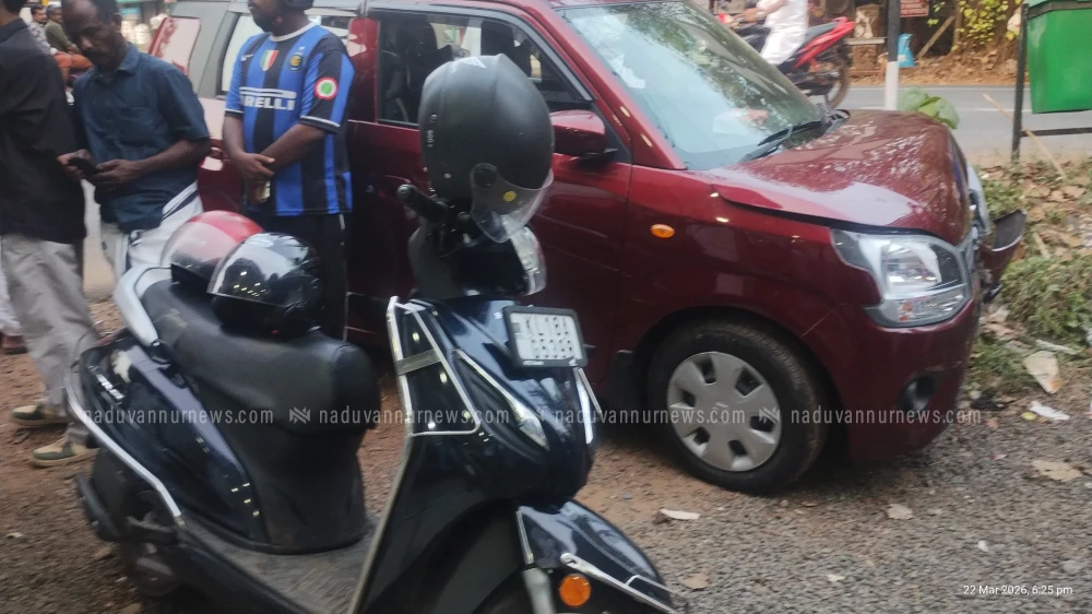 നടുവണ്ണൂരിൽ കാർ ഇലക്ട്രിക് പോസ്റ്റിൽ ഇടിച്ച് ചാർജിങ് ഉപകരണം തകർന്നു