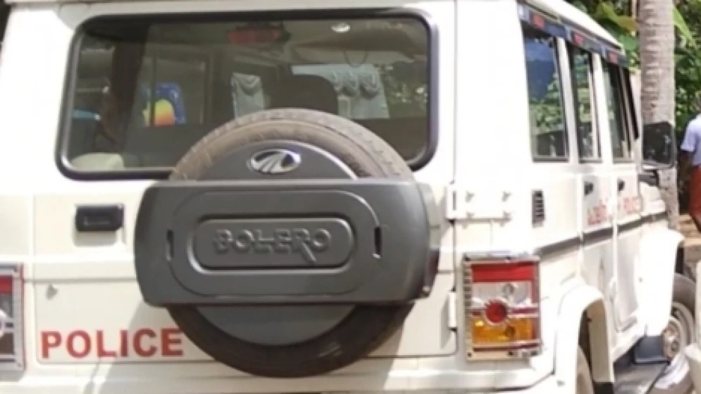  പോലീസ് ഉദ്യോഗസ്ഥന്റെ വീടിന് നേരെ ബോംബെറിഞ്ഞ  രണ്ട് ആർഎസ്എസ് പ്രവർത്തകർ പിടിയിൽ