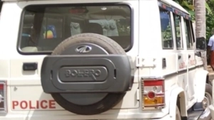 പോലീസ് ഉദ്യോഗസ്ഥന്റെ വീടിന് നേരെ ബോംബെറിഞ്ഞ  രണ്ട് ആർഎസ്എസ് പ്രവർത്തകർ പിടിയിൽ