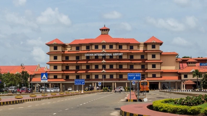  അടിവസ്ത്രത്തിൽ 50 ലക്ഷത്തിന്റെ  സ്വർണ്ണവുമായി യാത്രക്കാരി പിടിയിൽ