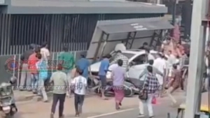 പൂനൂരിൽ കാറപകടം: കട്ടിപ്പാറ സ്വദേശിനിക്ക് പരിക്കേറ്റു.