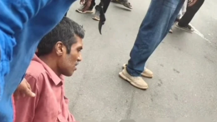 മാവൂർ റോഡിൽ ബസ്സിന് മുന്നിലേക്ക് ചാടി യുവാവിന്റെ ആത്മഹത്യാശ്രമം