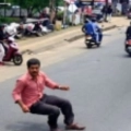 ബസ്സിനു മുന്നിൽ ചാടി പരിക്കേറ്റ യുവാവ് മരിച്ചു.