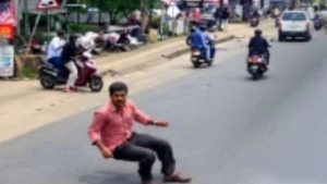 ബസ്സിനു മുന്നിൽ ചാടി പരിക്കേറ്റ യുവാവ് മരിച്ചു.