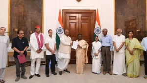 ഇന്ത്യ സഖ്യം നേതാക്കൾ രാഷ്ട്രപതിയെ സന്ദർശിച്ച് നിവേദനം നൽകി
