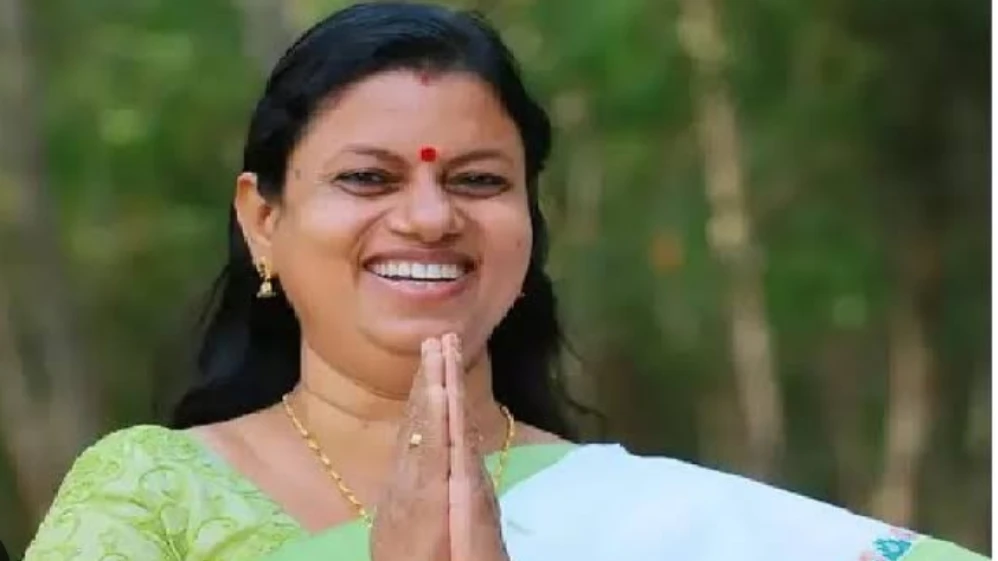  മന്ത്രി ബിന്ദു കൃഷ്ണ കളമശ്ശേരി അതിജീവതയെ സന്ദർശിച്ചു