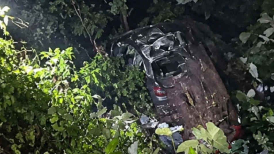  ചിപ്പിലിത്തോട്–തുഷാരഗിരി റൂട്ടിൽ കാർ കൊക്കയിലേക്ക് മറിഞ്ഞ്  ഒരാൾ മരിച്ചു.