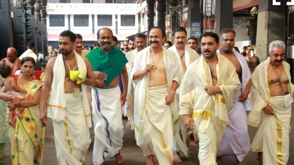  പ്രത്യേക പരിഗണനയില്ലാതെ മുഖ്യമന്ത്രി ഗുരുവായൂർ ക്ഷേത്രദർശനം നടത്തി