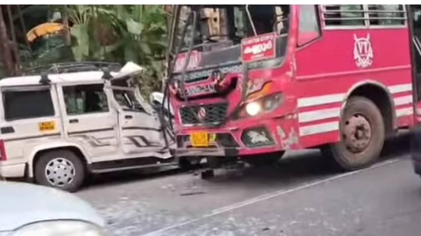 സ്വകാര്യ ബസും ബൊലേറോയും കൂട്ടിയിടിച്ച് നിരവധി പേർക്ക് പരിക്ക്