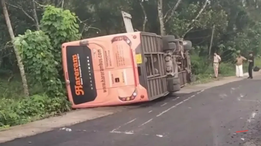  ആലപ്പുഴയിൽ ബസ് മറിഞ്ഞ് ഒരാൾ മരിച്ചു