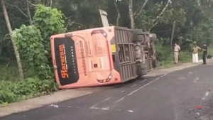 ആലപ്പുഴയിൽ ബസ് മറിഞ്ഞ് ഒരാൾ മരിച്ചു