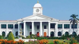 
                        തിങ്കളാഴ്ച പൊതു അവധിയായി പ്രഖ്യാപിച്ചു