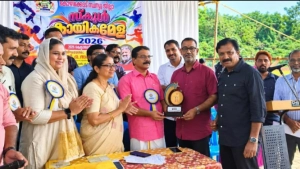 ജില്ലാ സ്‌കൂൾ കായികമേള ലോഗോ രൂപകൽപ്പന ചെയ്ത പി. സതീഷ് കുമാറിനെ ആദരിച്ചു