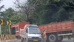 താമരശ്ശേരി ചുരം ഒമ്പതാം വളവിൽ ലോറി അപകടം