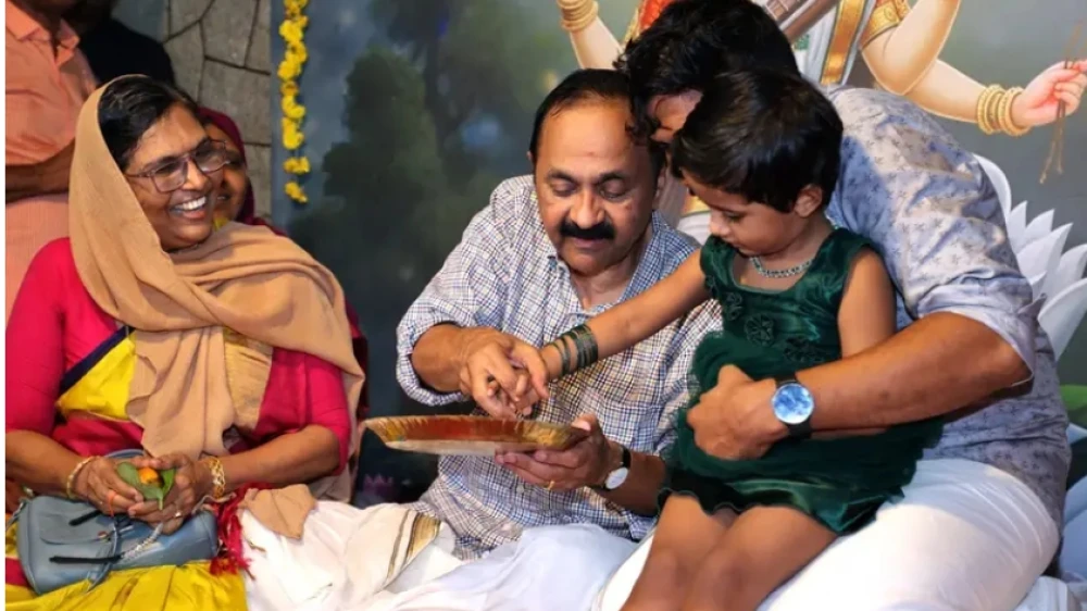  കുരുന്നുകളെ ആദ്യാക്ഷരങ്ങൾ എഴുതിക്കാൻ മുഖ്യമന്ത്രി വിഡി സതീശനും