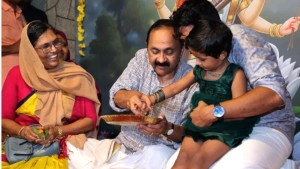 കുരുന്നുകളെ ആദ്യാക്ഷരങ്ങൾ എഴുതിക്കാൻ മുഖ്യമന്ത്രി വിഡി സതീശനും