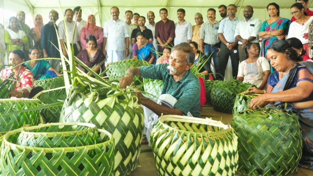  നവ്യാനുഭവമായി വല്ലം മെടയൽ മത്സരം സംഘടിപ്പിച്ചു