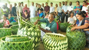നവ്യാനുഭവമായി വല്ലം മെടയൽ മത്സരം സംഘടിപ്പിച്ചു
