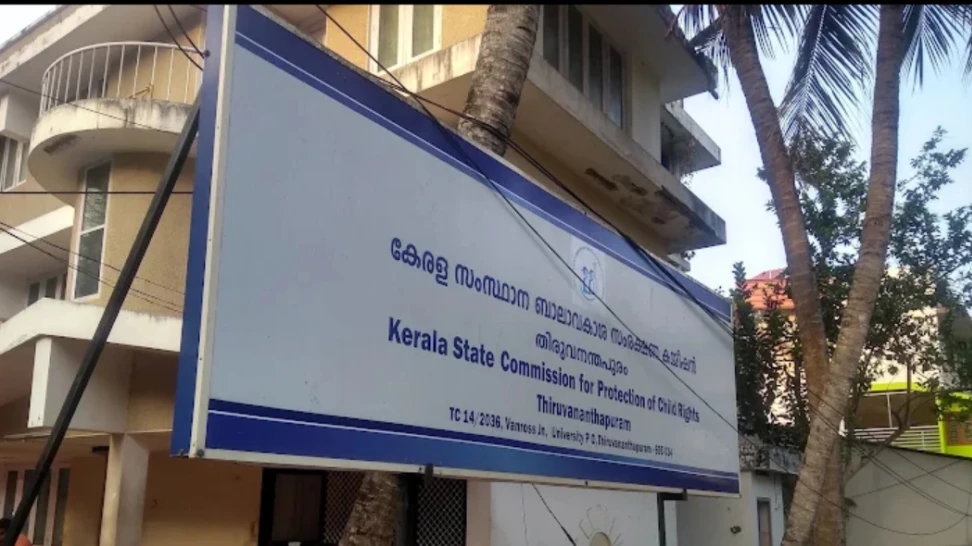  സ്കൂളുകളിൽ സൗന്ദര്യ വസ്തുക്കളുടെയും മൊബൈൽ ഫോണിന്റെയും ഉപയോഗം നിയന്ത്രിക്കണം