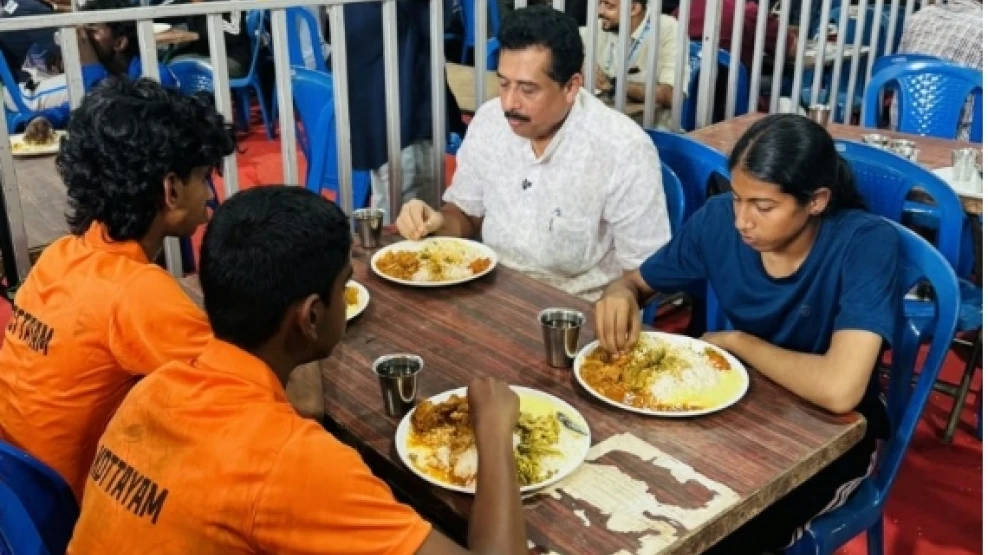  കുട്ടി കായിക താരങ്ങൾക്കൊപ്പം ഭക്ഷണം കഴിച്ച് വിദ്യാഭ്യാസ മന്ത്രി അഡ്വ. എൻ ഷംസുദ്ദീൻ .