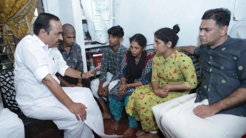 മുഖ്യമന്ത്രി വി ഡി സതീശൻ ചേരനല്ലൂർ അപകടത്തിൽ മരിച്ച ജയബാലകൃഷ്ണന്റെ വസതിയിൽ സന്ദർശിച്ചു