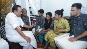 മുഖ്യമന്ത്രി വി ഡി സതീശൻ ചേരനല്ലൂർ അപകടത്തിൽ മരിച്ച ജയബാലകൃഷ്ണന്റെ വസതിയിൽ സന്ദർശിച്ചു