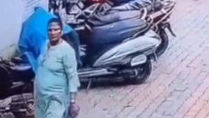 ഹെൽമെറ്റ് മോഷ്ടിക്കുന്നത് സിസിടിവി ദൃശ്യങ്ങളിലൂടെ പുറത്തറിഞ്ഞപ്പോൾ തിരിച്ചു നൽകി മധ്യവയസ്ക