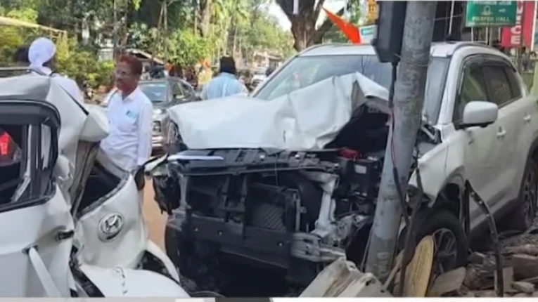  കൊടുവള്ളിയിൽ നിയന്ത്രണം വിട്ട ‌‌കാറിടിച്ച് നിരവധി വാഹനങ്ങൾ തകർന്നു.