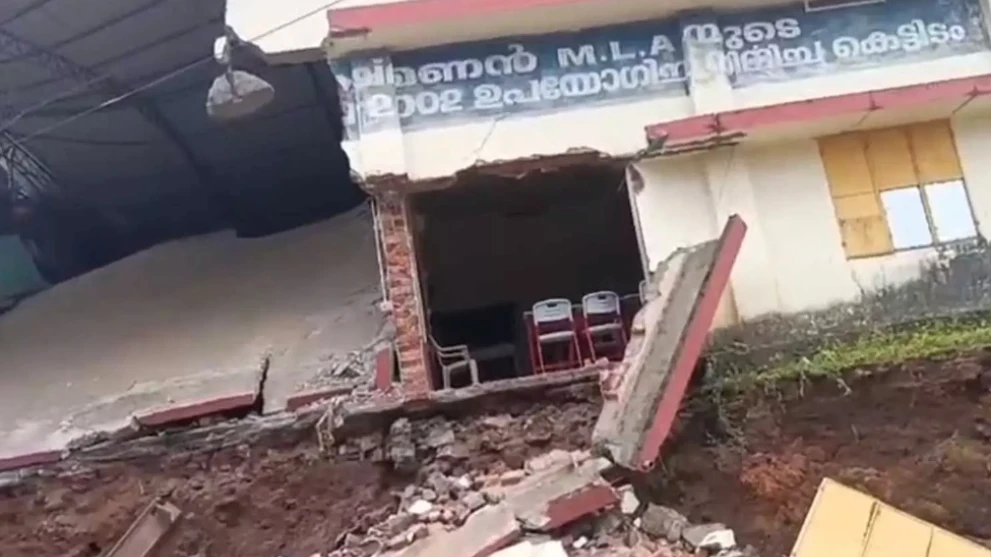  തൃശ്ശൂരിൽ സ്കൂൾ കെട്ടിടം തകർന്നു