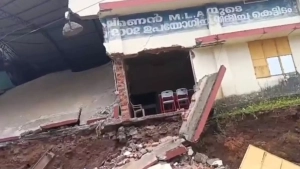 
                        തൃശ്ശൂരിൽ സ്കൂൾ കെട്ടിടം തകർന്നു