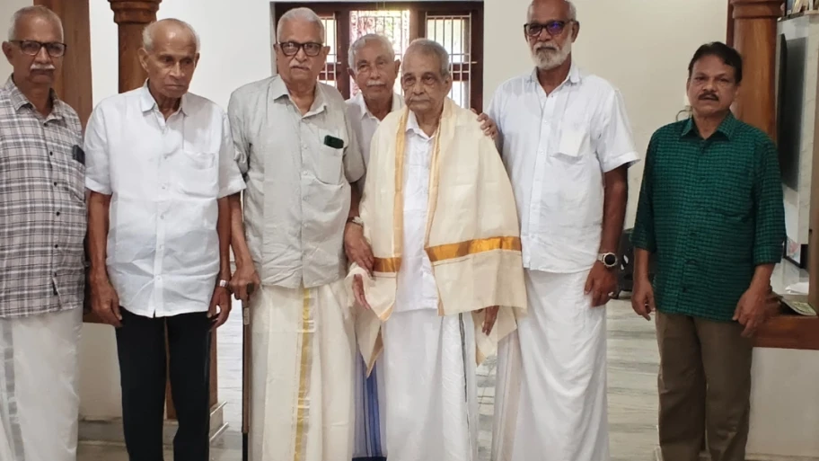മുതിർന്ന അധ്യാപകൻ ചന്തുമക്കണ്ടി അമ്മത് മാസ്റ്ററെ ആദരിച്ചു