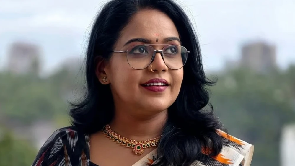  വിദ്വേഷ പരാമർശം ബിഗ് ടിവി അവതാരക അപർണ കുറുപ്പിനെതിരെ കേസ്