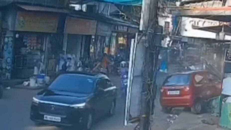  ആൾക്കൂട്ടത്തിലേക്ക് കാർ നിയന്ത്രണം വിട്ട് പാഞ്ഞു കയറി അഞ്ച് പേർക്ക്  പരിക്ക്