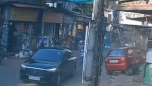 ആൾക്കൂട്ടത്തിലേക്ക് കാർ നിയന്ത്രണം വിട്ട് പാഞ്ഞു കയറി അഞ്ച് പേർക്ക്  പരിക്ക്