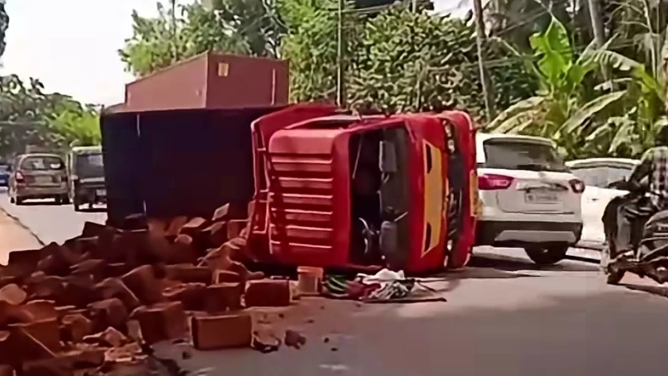  കൊയിലാണ്ടി ദേശീയപാതയിൽ ചെങ്കല്ല് കയറ്റിയ ലോറി മറിഞ്ഞ് ഡ്രൈവർക്ക് പരിക്കേറ്റു