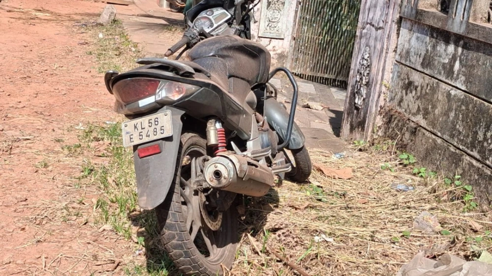  ഉടമസ്ഥനില്ലാതെ ബൈക്ക് ഏതാനും ദിവസമായി റോഡരികിൽ