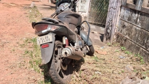 ഉടമസ്ഥനില്ലാതെ ബൈക്ക് ഏതാനും ദിവസമായി റോഡരികിൽ