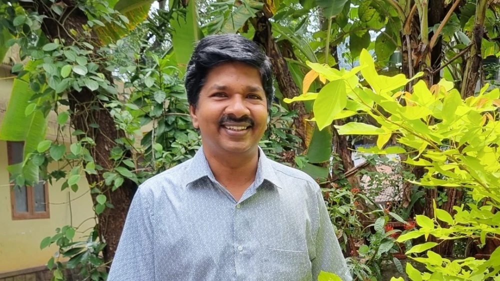  സ്കൗട്ട് ആൻഡ്  ഗൈഡ്സ് സ്റ്റേറ്റ് ലോങ്ങ് സർവീസ് ഡെക്കറേഷൻ അവാർഡ് വാകയാട്  സ്കൂൾ അധ്യാപകൻ സതീഷ് കുമാറിന്