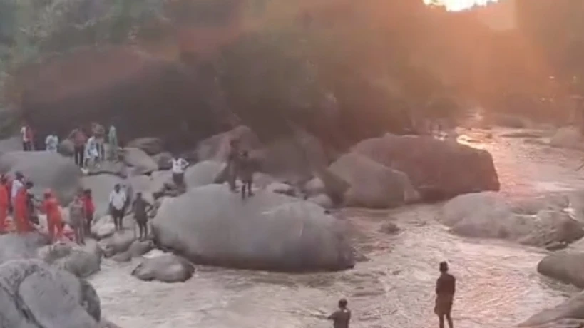 ഇരവഞ്ഞിപുഴയിൽ സ്ത്രീയെ ഒഴുക്കിൽപ്പെട്ട് കാണാതായി.