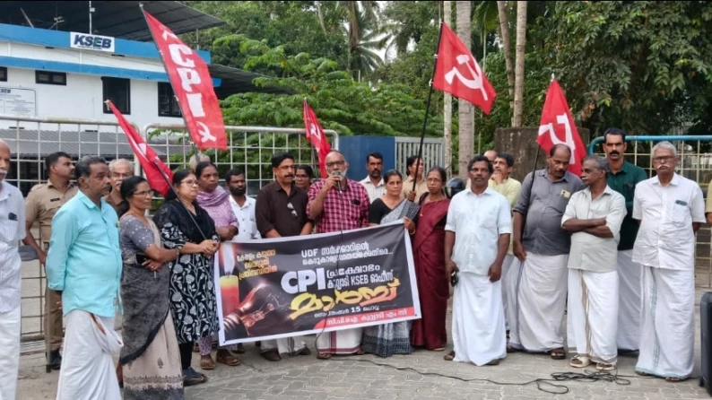  പവർക്കട്ടിനെതിരെ സിപിഐ കുറ്റ്യാടി കെ എസ് ഇ ബി ഓഫീസിലേക്ക് മാർച്ച് നടത്തി.