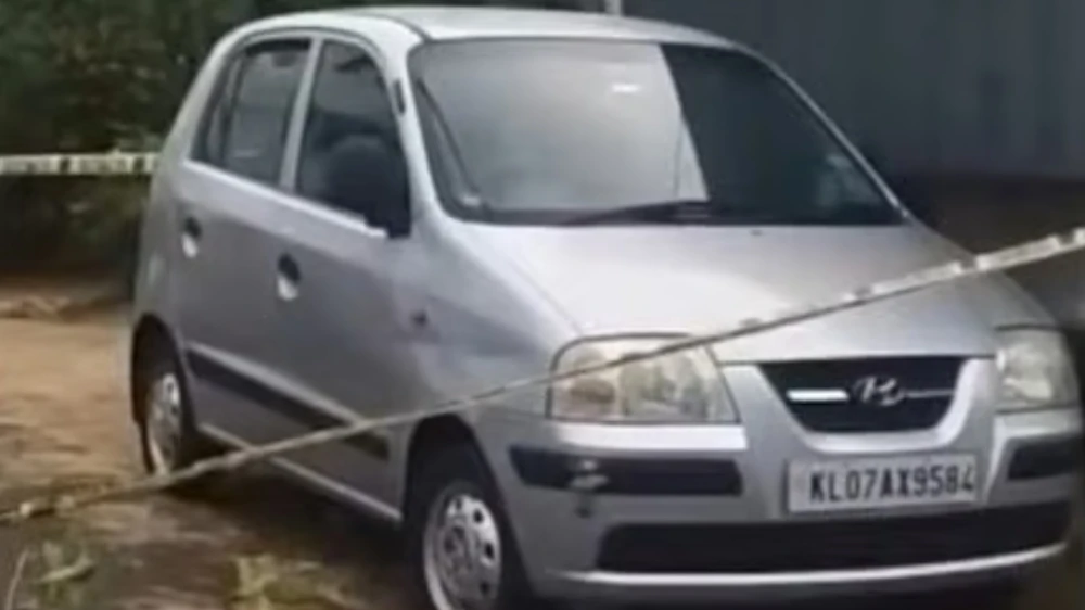  കാറിനുള്ളിൽ യുവതിയെ മരിച്ച നിലയിൽ കണ്ടെത്തി
