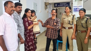 കളഞ്ഞുകിട്ടിയ നാലര പവൻ മാല തിരിച്ചേൽപ്പിച്ച് യുവാവ് മാതൃകയായി