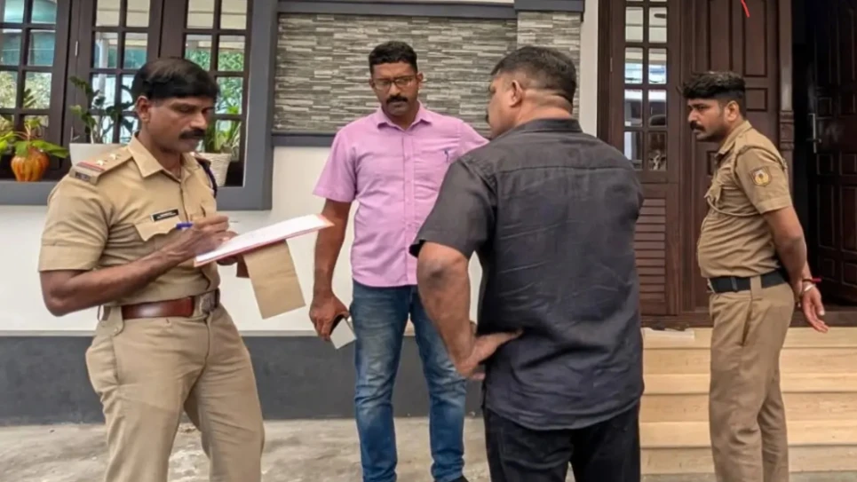  തൃശ്ശൂരിൽ വീട് കുത്തി തുറന്ന് 55 പവൻ മോഷ്ടിച്ചു