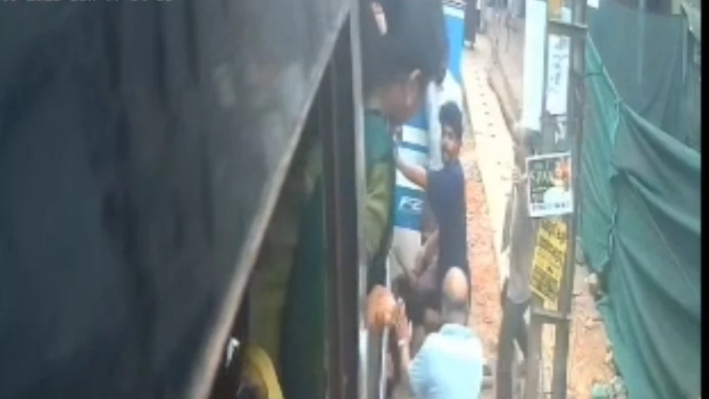  ബസ്സിൽ നിന്നും ഇറങ്ങിയ വിദ്യാർത്ഥിനിയുടെ   കാലിൽ അതേ ബസിന്റെ പിൻചക്രം കയറി പരിക്ക്