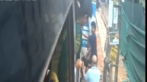 ബസ്സിൽ നിന്നും ഇറങ്ങിയ വിദ്യാർത്ഥിനിയുടെ   കാലിൽ അതേ ബസിന്റെ പിൻചക്രം കയറി പരിക്ക്